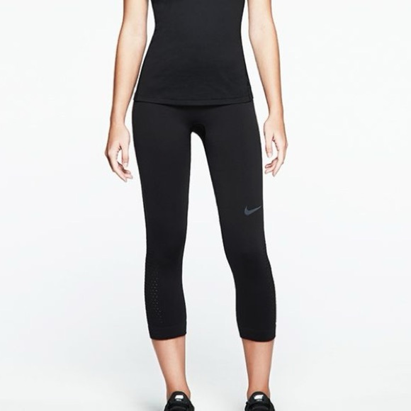 Nike Dri-Fit Capri Leggings with Logo Detail in Black Size Medium - Picture 1 of 5